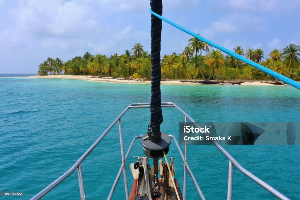 Navegando en el Paraíso en las Islas San Blas II - Foto de stock de Islas San Blas libre de derechos Navegando en el Paraíso en las Islas San Blas II - Foto de stock de Islas San Blas libre de derechos