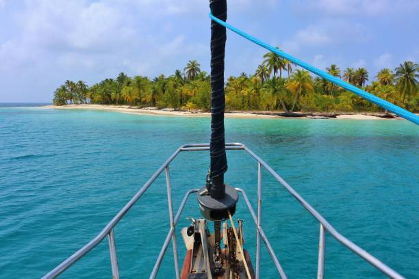 zeilen in het paradijs op de san blas-eilanden ii - eilanden san blas stockfoto's en -beelden
