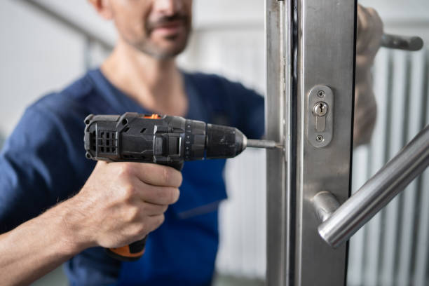istock Handyman Fitting A New Door 1191080424
