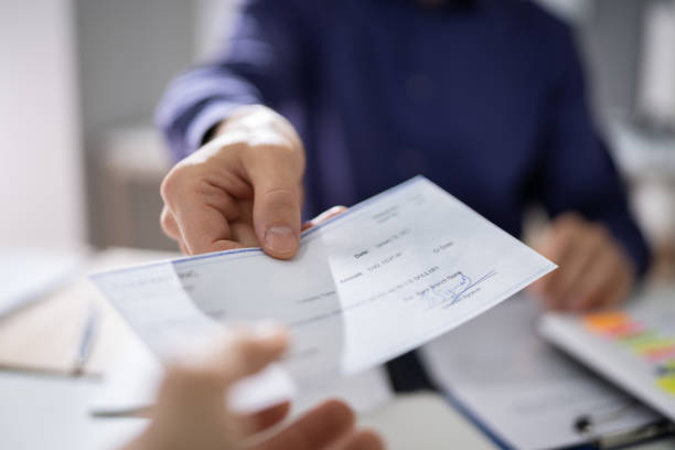 manos de empresariodando dando cheque - chequed fotografías e imágenes de stock