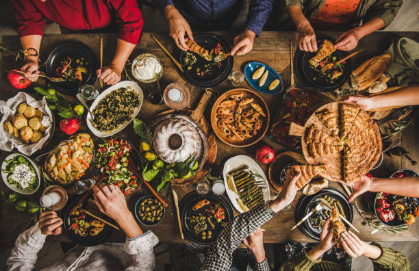 menschen, die am tisch mit türkischen speisen und raki-getränken schlemmen - festmahl stock-fotos und bilder