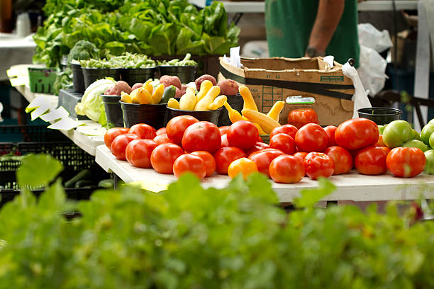 Bounty świeżych warzyw na sprzedaż na farmer's market – zdjęcie