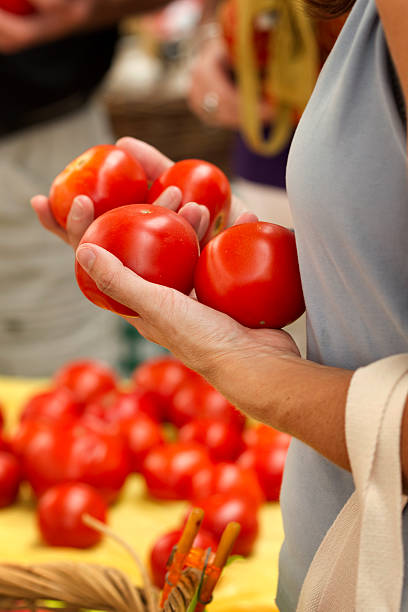 Kobieta kupując Świeże, dojrzałe pomidory na Targ rolny – zdjęcie