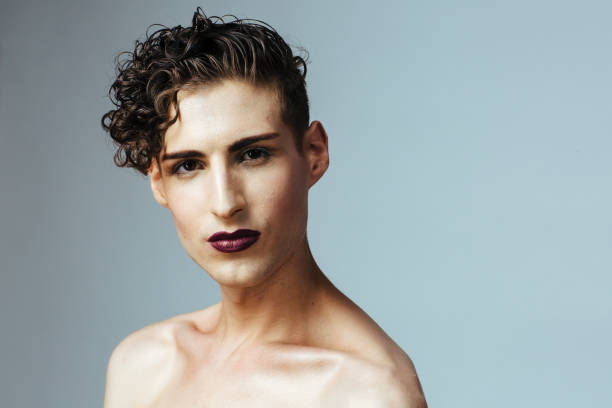 メイクアップと暗い赤い唇で若いモデルの肖像画をクローズアップ - contemporary men conformity clothing ストックフォトと画像
