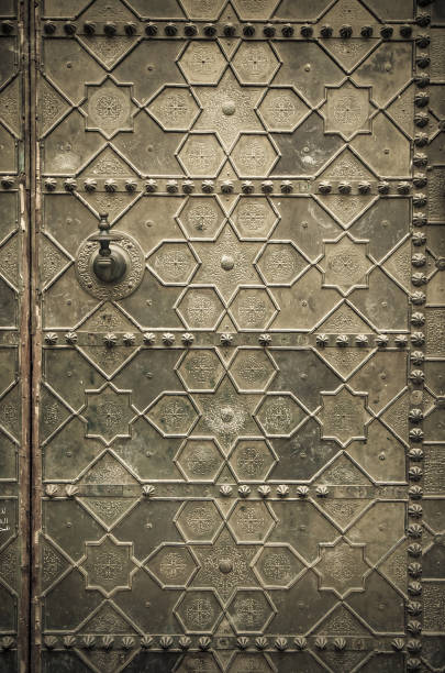 portas velhas do metal no estilo marroquino tradicional. - gate handle door traditional culture - fotografias e filmes do acervo
