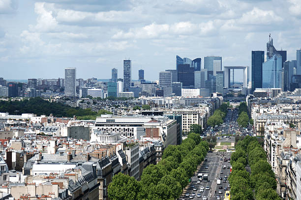 istock Paris Defense cityline 119108963