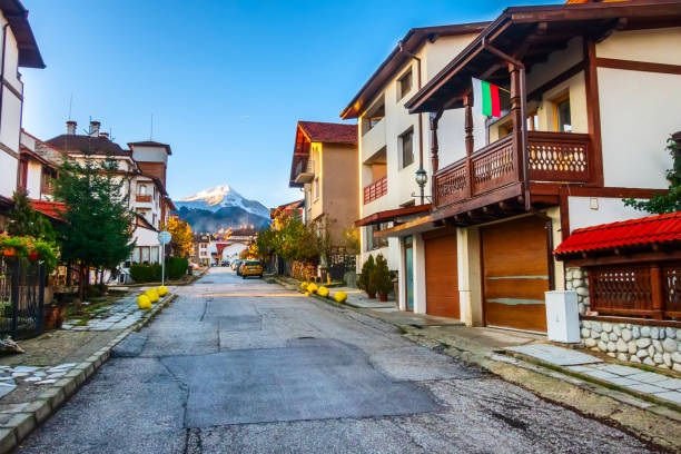 bansko, bulgaria via autunnale e vista sulle montagne - bansko foto e immagini stock