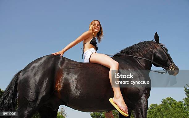 Ragazza Equitazione - Fotografie stock e altre immagini di Ragazze adolescenti - Ragazze adolescenti, Cavallo - Equino, Colore nero