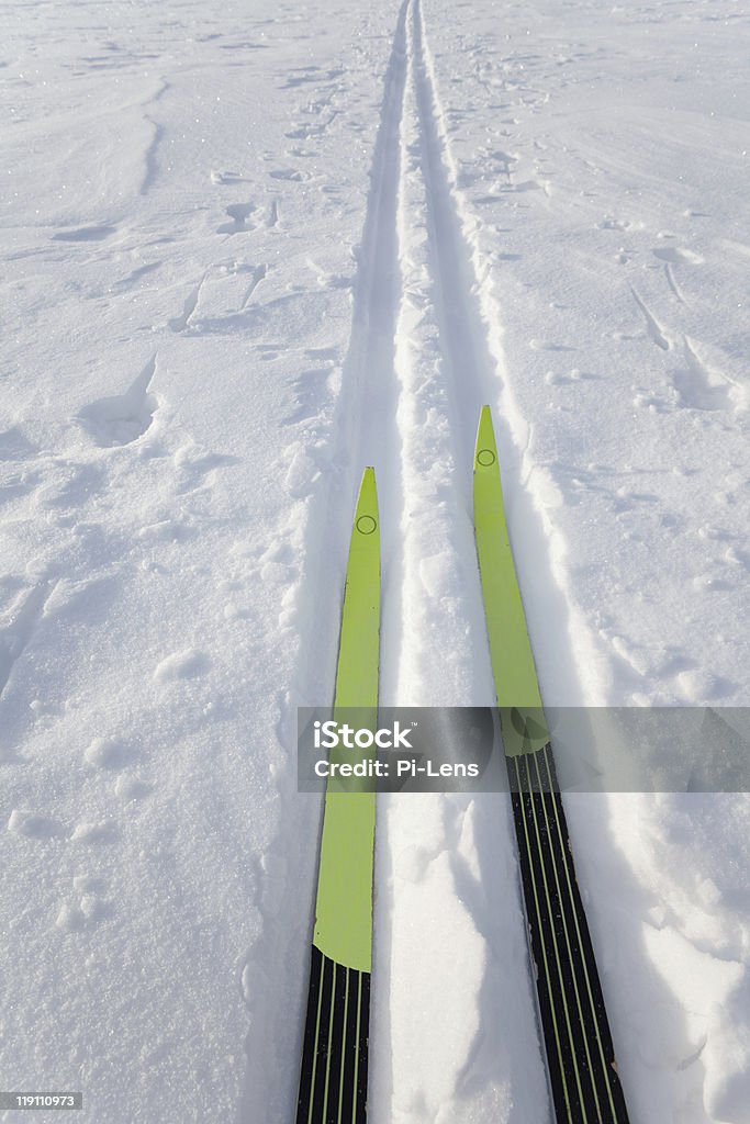 X-Графство лыжи в track - Стоковые фото Беговые лыжи роялти-фри
