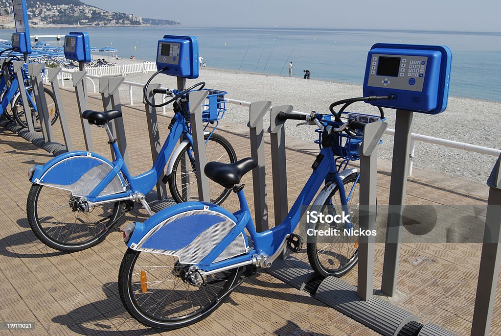 Bicicletas para aluguel. Beira-mar. Bom... Côte d'Azur. A França - Foto de stock de Bicicleta royalty-free