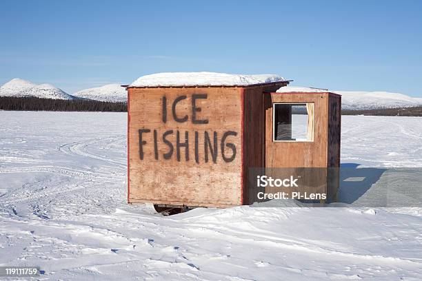 Pesca Di Ghiaccio - Fotografie stock e altre immagini di Pesca sul ghiaccio - Pesca sul ghiaccio, Capanna, Baracca - Edificio residenziale