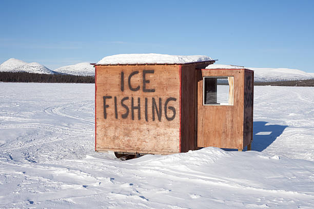 ice ジョンフィッシングハット - waterfront clear sky residential structure standing water ストックフォトと画像