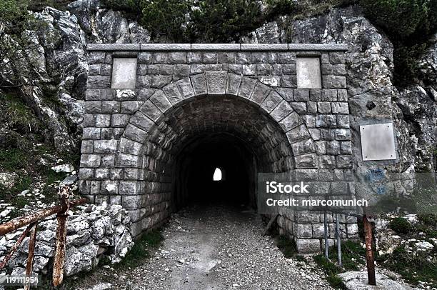 Ingresso Attraverso Un Tunnel Di Montagna - Fotografie stock e altre immagini di Ambientazione esterna - Ambientazione esterna, Antico - Condizione, Architettura