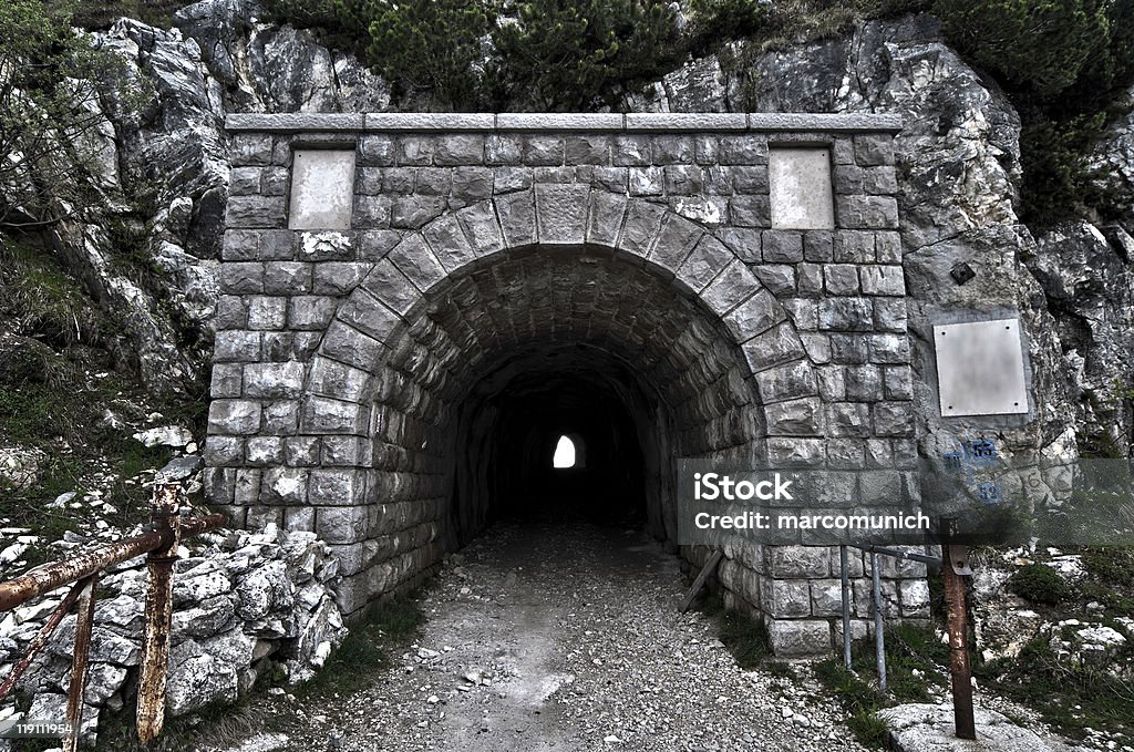 トンネル、山のエントランス - カラー画像のロイヤリティフリーストックフォト