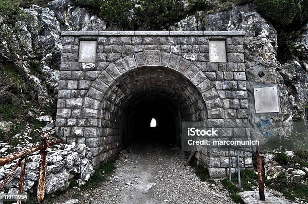 Entrada Do Túnel Através De Uma Montanha - Fotografias de stock e mais imagens de Acabado - Acabado, Antigo, Ao Ar Livre