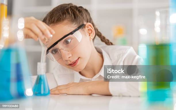실험실에서 화학 실험을 수행하는 영리한 소녀 Stem-주제에 대한 스톡 사진 및 기타 이미지 - Stem-주제, 검사-보기, 고등학교  이하 - Istock