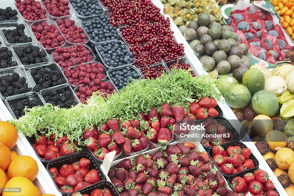 Diferentes frutas vermelhas em Barraca de Mercado - Foto de stock de Abundância royalty-free