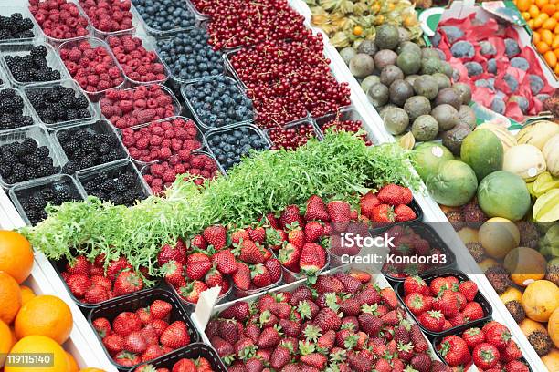 Foto de Diferentes Frutas Vermelhas Em Barraca De Mercado e mais fotos de stock de Abundância - Abundância, Agricultura, Alimentação Saudável