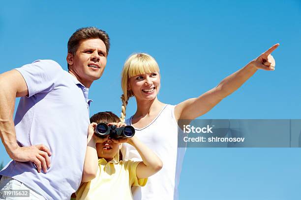 Atención Foto de stock y más banco de imágenes de Binoculares - Binoculares, Cielo, Hijo