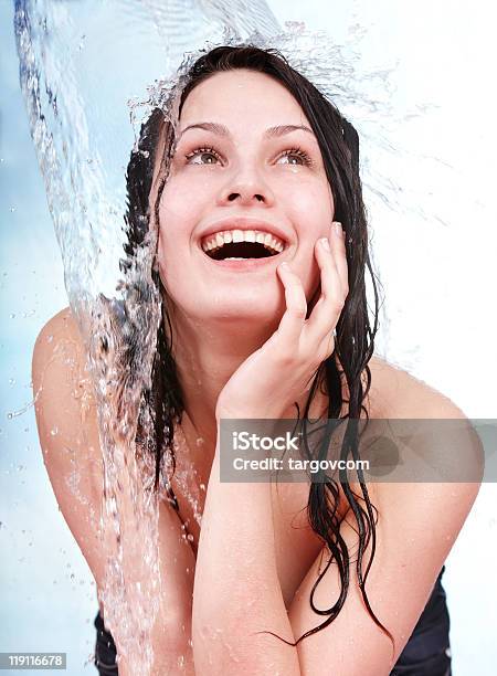 Bellissima Giovane Donna Lavando Il Viso - Fotografie stock e altre immagini di Acqua - Acqua, Adulto, Allegro