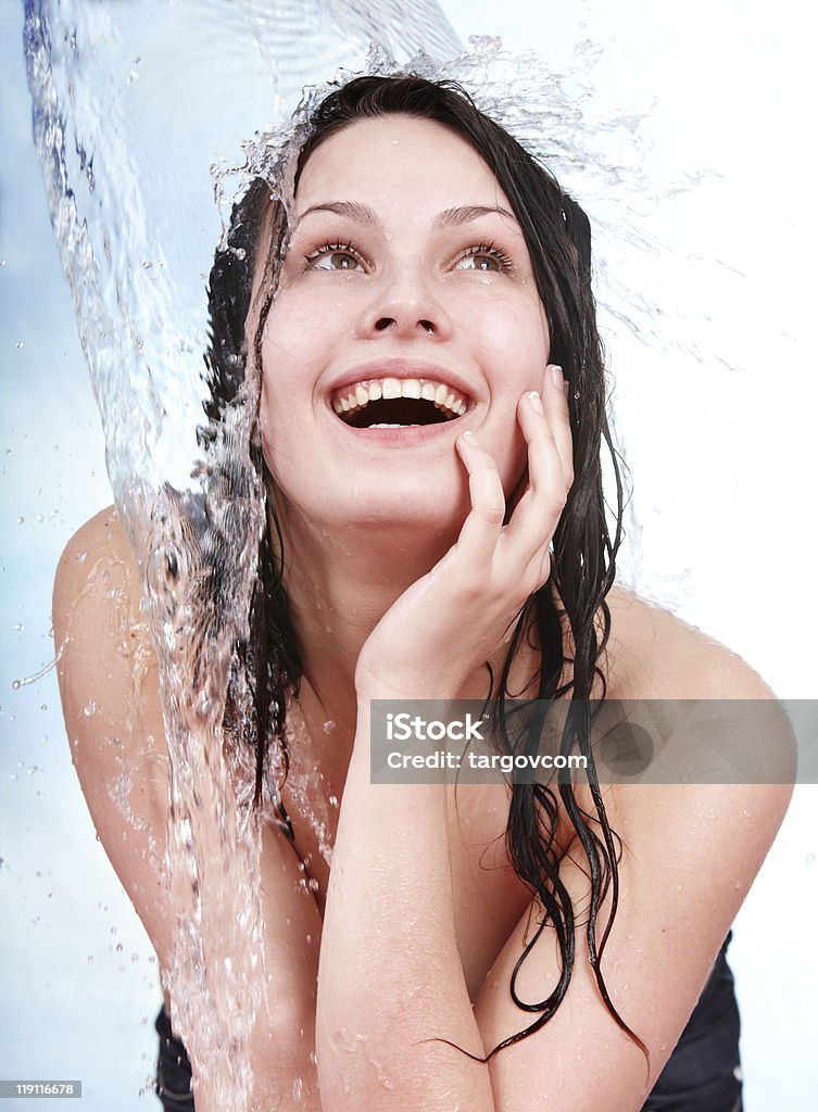 Bela jovem mulher Lavando o rosto. - Foto de stock de Adulto royalty-free
