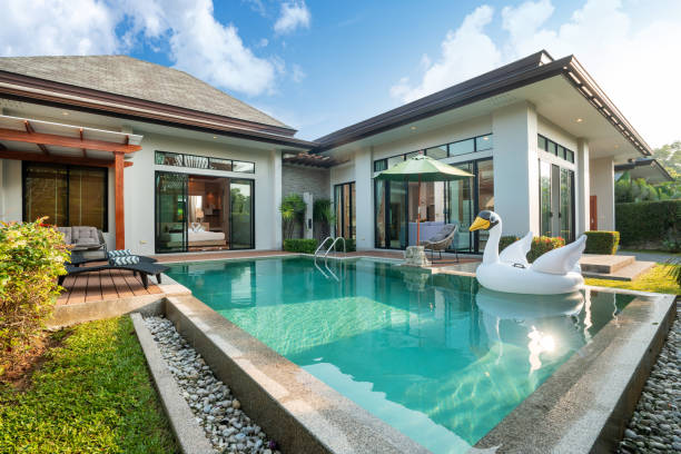 schwimmbad in tropischen garten pool villa verfügen über schwimmenden ballon - garden feature stock-fotos und bilder