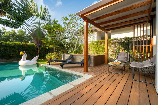 la piscina nella villa con piscina con giardino tropicale è dotate di palloncino galleggiante - architecture feature foto e immagini stock