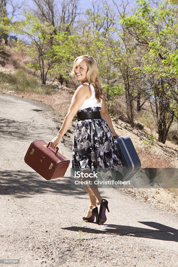 Menina andando pela Trilha olhando sobre seu ombro - Foto de stock de Adulto royalty-free