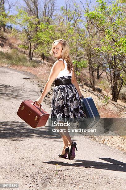 Foto de Menina Andando Pela Trilha Olhando Sobre Seu Ombro e mais fotos de stock de Adulto - Adulto, Balançar, Mulheres