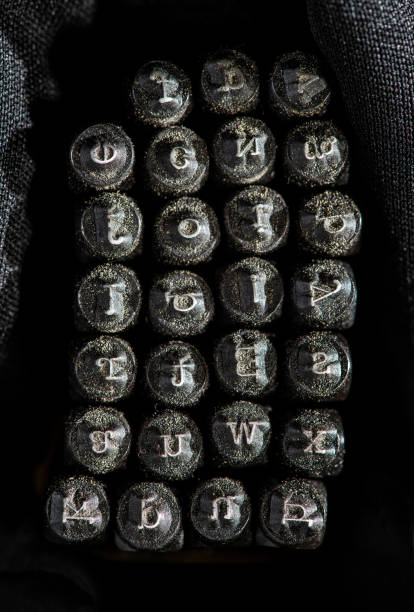 印刷の決まり文句の金属の文字。金属エンボス印刷テンプレートのアルファベット。 - typewriter hammer retro revival typebar ストックフォトと画像