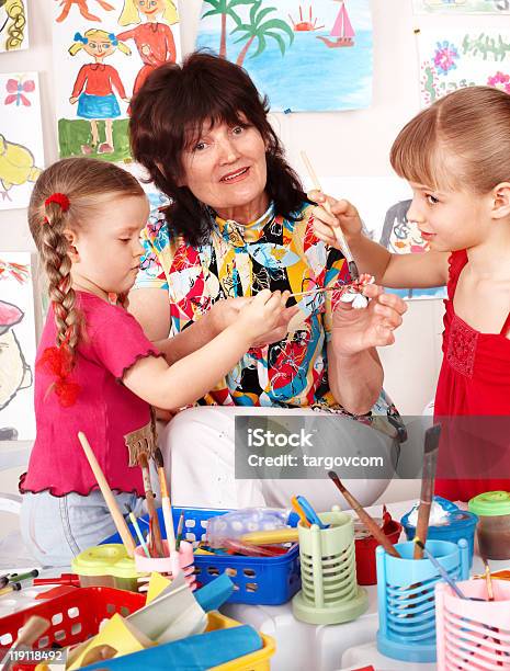 Insegnante Imparare Bambini Pittura - Fotografie stock e altre immagini di Bambino di età prescolare - Bambino di età prescolare, Educazione di scuola materna, Insegnante