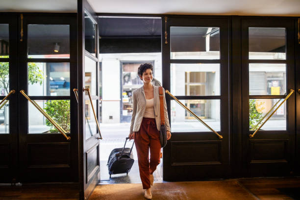 female business traveler arriving at hotel - hotel corridor entrance hall entrance imagens e fotografias de stock