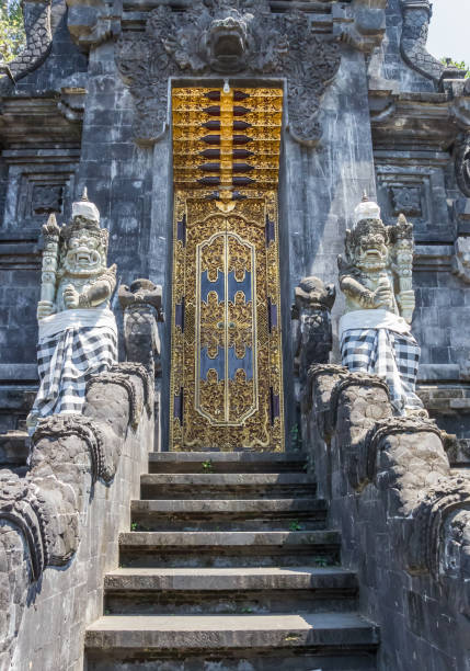 puerta del histórico templo de pura goa lawah en bali - pura goa lawah fotografías e imágenes de stock