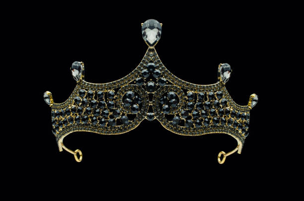 tiara mit schwarzen steinen und diamanten auf schwarz isoliert - princess crown tiara prom stock-fotos und bilder