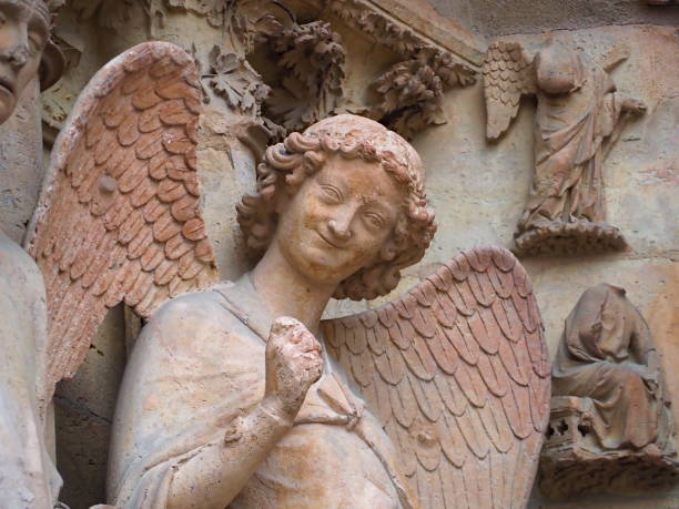 el ángel sonriente, la catedral de reims - catedral de reims fotografías e imágenes de stock