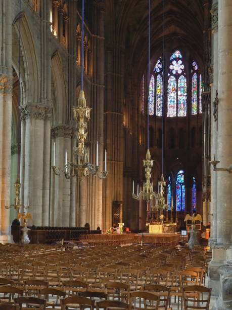 nave, altar y vidrieras en la catedral de reims - catedral de reims fotografías e imágenes de stock