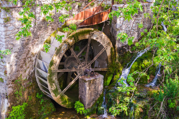 vecchio mulino ad acqua a livadeia, grecia - water wheel foto e immagini stock