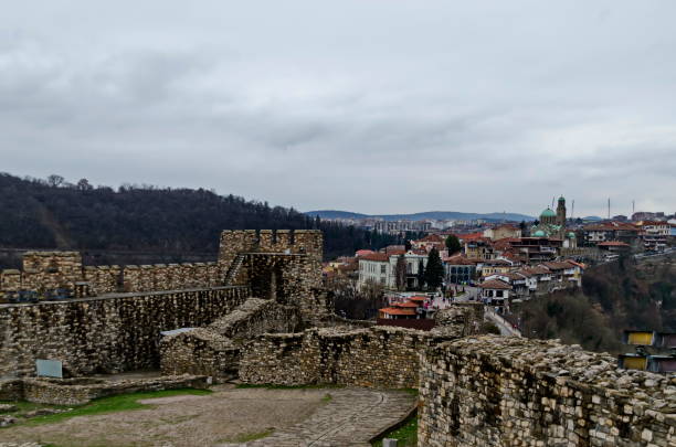 벨리코 타르노보(veliko tarnovo)의 같은 이름의 언덕에 위치한 중세 요새, 샤레베츠 유적지의 봄의 파노라마 - stronghold 뉴스 사진 이미지