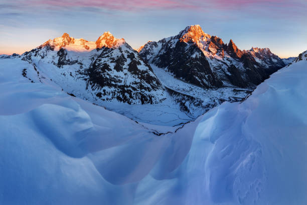 потрясающий вид на массив монблан и его таяние ледников. зимние приключения в итальянских французских альпах.  курмайор, долина аоста. итал� - courmayeur european alps mont blanc mountain стоковые фото и изображения