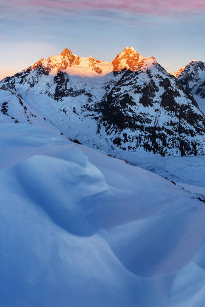 vista deslumbrante do maciço do mont blanc e suas geleiras derretidas. aventuras de inverno nos alpes franceses italianos.  courmayeur, vale de aosta. itália val veny, e as pistas de esqui do domínio de esqui courmayeur. natal e feliz ano novo. esqui e  - courmayeur european alps mont blanc mountain - fotografias e filmes do acervo