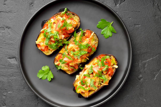 sabrosa berenjena rellena con verduras - aubergines parmesan fotografías e imágenes de stock