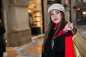 junge-frau-beim-einkaufen-in-einer-stadt.jpg?b=1&s=170x170&k=20&c=8m-FZGq6L4KJghDlgoH61Ac9N9yP8vtmkUT_D-GTuSg=