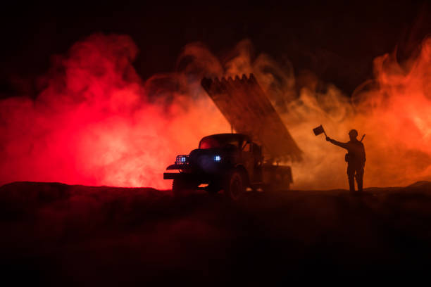 화재 구름과 로켓 발사. 밤에 우울한 하늘을 겨냥한 탄두로 로켓 미사일로 전투 장면. 전쟁 배경에 소련 로켓 발사기. - katyusha 뉴스 사진 이미지