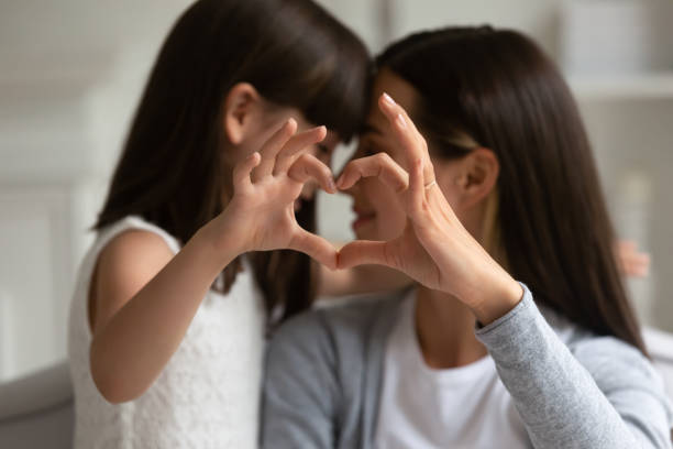 madri e figlie dita che mostrano cuore simbolo d'amore - multi generation family adoption family human hand foto e immagini stock