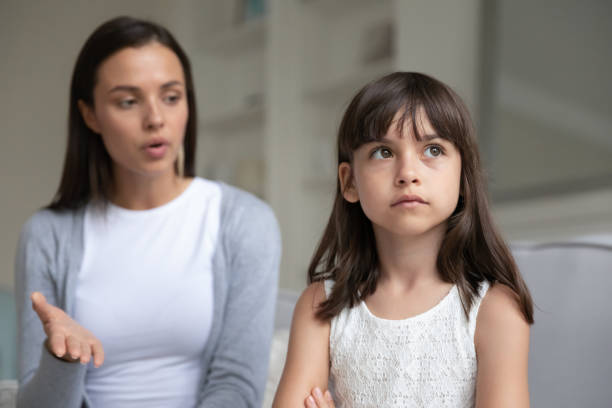 discontented young mother scolding little daughter expresses displeasure - ignorando imagens e fotografias de stock