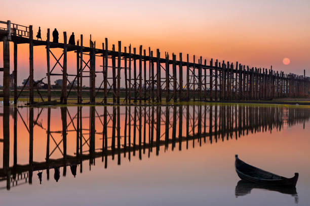 U Bein Bridge, Mandalay, Myanmar U Bein Bridge in silhouette at the sunset in Madalay, Myanmar Amarapura stock pictures, royalty-free photos & images