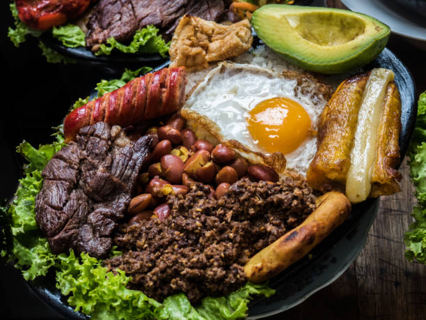 лоток paisa, традиционная колумбийская еда - bandeja paisa стоковые фото и изображения