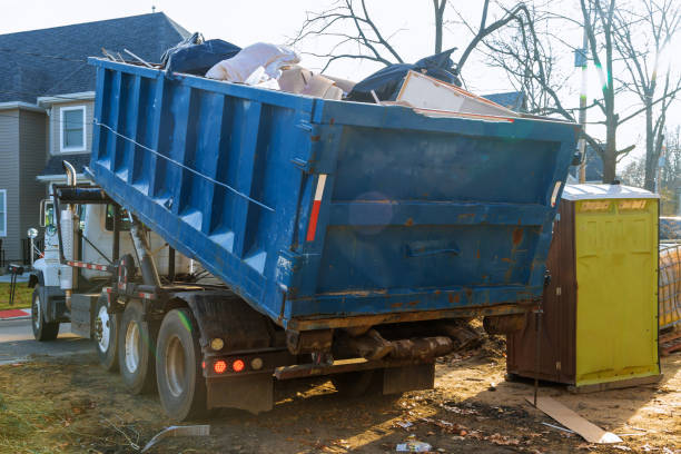 удаление мусора строительных отходов здания снос с камнем и бетонным щебнем на портативных био-туалеты - moving van стоковые фото и изображения