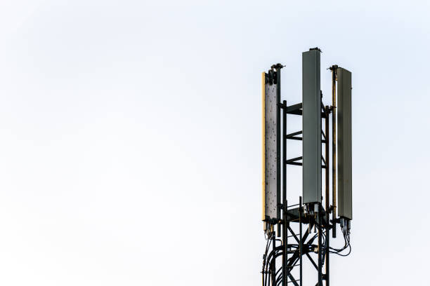 operatore di rete mobile albero su cielo nuvoloso nel regno unito - telephone network control room foto e immagini stock