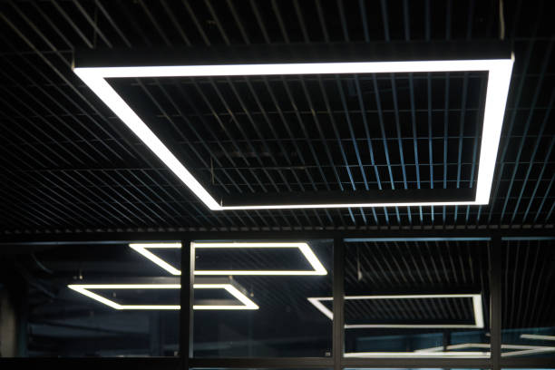 현대적인 사무실 조명. 사무실 어두운 천장에 얇은 램프. led 는 직장에 흰색 차가�운 빛. - led lighting equipment light illuminated 뉴스 사진 이미지